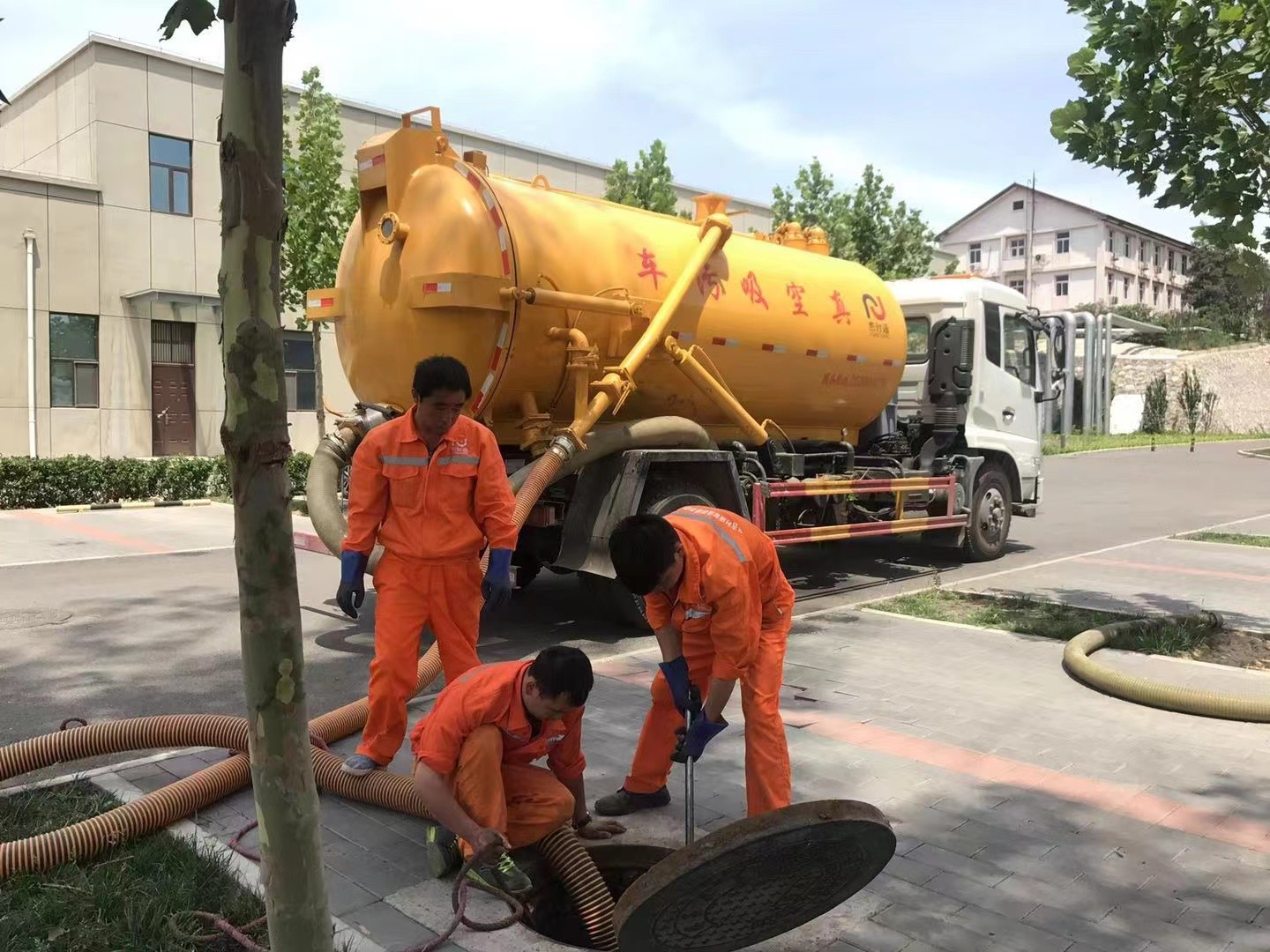 微山管道疏通车停在窨井附近